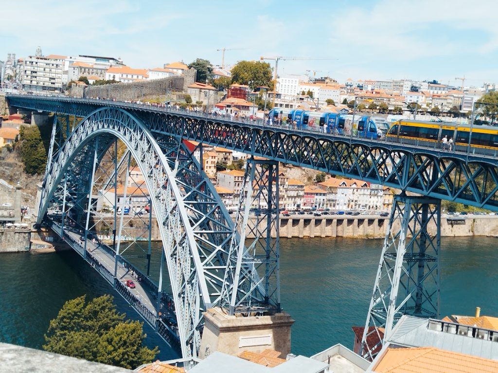 O Porto é uma cidade histórica no norte de Portugal, famosa pelo rio Douro, pelo Vinho do Porto e pelo seu centro histórico classificado como Património Mundial da UNESCO. Um destino único que combina tradição, cultura e autenticidade.